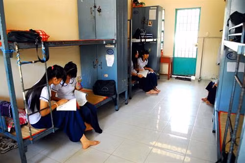 Không gian nghỉ ngơi và học tập trong phòng ký túc xá nữ Trường PTDTNT tỉnh Kiên Giang. Ảnh: Mạnh Linh