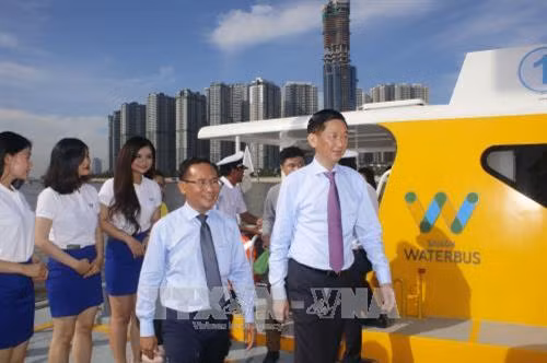 Hành khách đi tuyến buýt đường sông số 1. Ảnh: Hoàng Hải-TTXVN