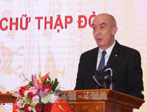 Ông Beat Schweizer, Trưởng đại diện Uỷ ban Chữ thập đỏ quốc tế tại khu vực phát biểu. Ảnh: Quý Trung – TTXVN