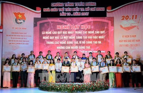 Ban tổ chức trao bằng khen và biểu trưng cho 148 gương nhà giáo trẻ tiêu biểu. Ảnh: An Hiếu-TTXVN