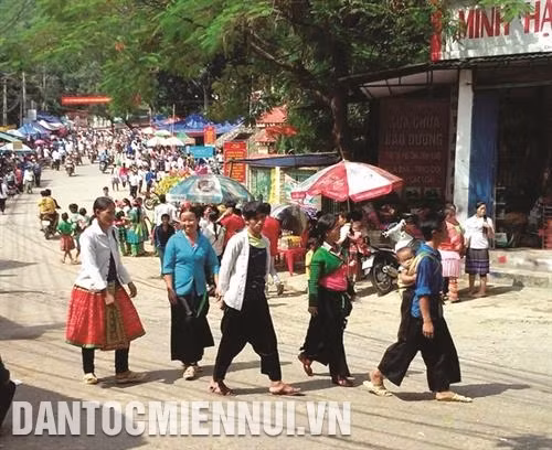 Đồng bào Mông về trung tâm huyện Mường Lát vui chơi...