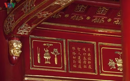 Năm 2016, “Thơ văn trên Kiến trúc cung đình Huế” được ghi danh Di sản Tư liệu Thế giới Khu vực châu Á- Thái Bình Dương. Đây là những di sản tư liệu độc đáo, là những bản gốc, duy nhất hiện chỉ còn ở Việt Nam và có giá trị nổi bật toàn cầu. Hệ thống di sản thơ văn này thật sự là một bảo tàng sống động, độc đáo, riêng có về văn chương thời Nguyễn. Thơ tráng men pháp lam trên ngoại thất điện Thái Hòa. Đây thực sự là một kho tàng văn hóa vô giá của xứ Huế, của Việt Nam mà cho đến nay chưa phải ai cũng biết đến dù chúng có hàng ngàn đơn vị, hiển hiện khắp nơi trên nhiều, rất nhiều công trình kiến trúc cung đình triều Nguyễn tại cố đô Huế. Thơ văn trên kiến trúc cung đình thường được trang trí theo lối “nhất thi nhất họa” hoặc “nhất tự nhất họa”, mỗi bài thơ hay mỗi đại tự được trang trí kèm một bức tranh. Vị trí thể hiện chủ yếu là trên các liên ba, đố bản hay cổ diềm các công trình, cả trong nội thất và ngoại thất, để ở vị trí nào người ta cũng có thể chiêm ngưỡng, thưởng thức được Thơ thì phổ biến là thể ngũ ngôn, thất ngôn; câu đối thì khá đa dạng, không cố định số chữ; đại tự thì chủ yếu là các mỹ tự với ý nghĩa tốt đẹp Thơ trên di tích lăng Thiệu Trị. Cho đến nay, hệ thống thơ văn chữ Hán trên kiến trúc cung đình Huế vẫn được bảo tồn rất tốt, trừ các tác phẩm đã bị mất mát do công trình bị tiêu hủy, số còn lại được giữ gìn hầu như nguyên vẹn. Cổ diềm trang trí men pháp lam ở Lăng Thiệu trị Đánh giá về kho tàng thơ văn này, nhiều nhà nghiên cứu cho rằng, đây là một di sản vô cùng đặc biệt, nó không chỉ phản ánh trí tuệ, tài năng của các vị hoàng đế triều Nguyễn, mà còn phản ánh truyền thống văn hóa và đặc trưng của xứ Huế, vùng đất của thi ca và các thi nhân nổi tiếng. Thơ trên di tích lăng Thiệu Trị.