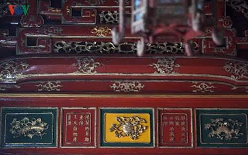 Năm 2016, “Thơ văn trên Kiến trúc cung đình Huế” được ghi danh Di sản Tư liệu Thế giới Khu vực châu Á- Thái Bình Dương. Đây là những di sản tư liệu độc đáo, là những bản gốc, duy nhất hiện chỉ còn ở Việt Nam và có giá trị nổi bật toàn cầu. Hệ thống di sản thơ văn này thật sự là một bảo tàng sống động, độc đáo, riêng có về văn chương thời Nguyễn. Thơ tráng men pháp lam trên ngoại thất điện Thái Hòa. Đây thực sự là một kho tàng văn hóa vô giá của xứ Huế, của Việt Nam mà cho đến nay chưa phải ai cũng biết đến dù chúng có hàng ngàn đơn vị, hiển hiện khắp nơi trên nhiều, rất nhiều công trình kiến trúc cung đình triều Nguyễn tại cố đô Huế. Thơ văn trên kiến trúc cung đình thường được trang trí theo lối “nhất thi nhất họa” hoặc “nhất tự nhất họa”, mỗi bài thơ hay mỗi đại tự được trang trí kèm một bức tranh. Vị trí thể hiện chủ yếu là trên các liên ba, đố bản hay cổ diềm các công trình, cả trong nội thất và ngoại thất, để ở vị trí nào người ta cũng có thể chiêm ngưỡng, thưởng thức được Thơ thì phổ biến là thể ngũ ngôn, thất ngôn; câu đối thì khá đa dạng, không cố định số chữ; đại tự thì chủ yếu là các mỹ tự với ý nghĩa tốt đẹp Thơ trên di tích lăng Thiệu Trị. Cho đến nay, hệ thống thơ văn chữ Hán trên kiến trúc cung đình Huế vẫn được bảo tồn rất tốt, trừ các tác phẩm đã bị mất mát do công trình bị tiêu hủy, số còn lại được giữ gìn hầu như nguyên vẹn. Cổ diềm trang trí men pháp lam ở Lăng Thiệu trị Đánh giá về kho tàng thơ văn này, nhiều nhà nghiên cứu cho rằng, đây là một di sản vô cùng đặc biệt, nó không chỉ phản ánh trí tuệ, tài năng của các vị hoàng đế triều Nguyễn, mà còn phản ánh truyền thống văn hóa và đặc trưng của xứ Huế, vùng đất của thi ca và các thi nhân nổi tiếng. Thơ trên di tích lăng Thiệu Trị.