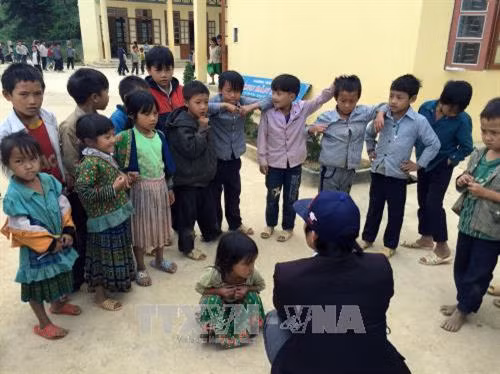 Tranh thủ giờ ra chơi, thầy cô trò chuyện với học sinh để tìm hiểu tâm tư, hoàn cảnh của các em. Ảnh: Diệp Anh – TTXVN