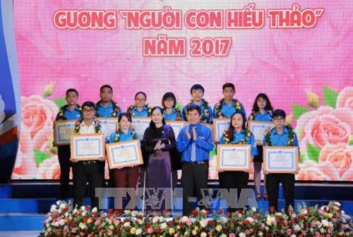 Trao bằng khen cho các gương người con hiếu thảo tại buổi lễ. Ảnh: An Hiếu - TTXVN