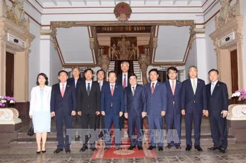 Các đại biểu chụp ảnh lưu niệm. Ảnh: Thanh Vũ-TTXVN
