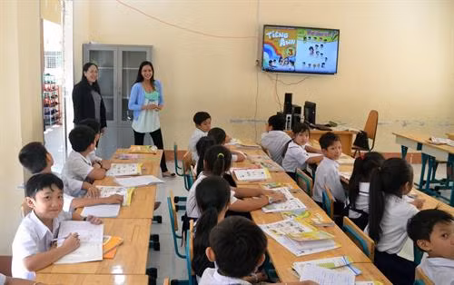 Lớp học tiếng Anh theo chương trình dạy ngoại ngữ hệ 10 năm tại Trường tiểu học Trần Quốc Toản. Ảnh: Lê Huy Hải - TTXVN