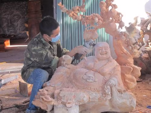 Đam mê với nghệ thuật điêu khắc từ nhỏ đã là động lực thôi thúc anh Nguyễn Văn Túc, xã Sơn Thành, huyện Nho Quan, tỉnh Ninh Bình mở xưởng sản xuất, điêu khắc tượng. Xưởng điêu khắc Thanh Túc với nhiều nhân công lao động cho thu nhập hàng trăm triệu đồng mỗi năm chính là kết quả của rất nhiều nỗ lực không biết mệt mỏi, mồ hôi, nước mắt và cả quyết tâm không ngừng nghỉ của chàng thanh niên trẻ. Bên cạnh đó, anh Túc còn nhận dạy nghề cho nhiều thanh niên, đoàn viên tại địa phương góp phần tạo công ăn việc làm và thu nhập ổn định cho nhiều người lao động. Ảnh: Hải Yến -TTXVN