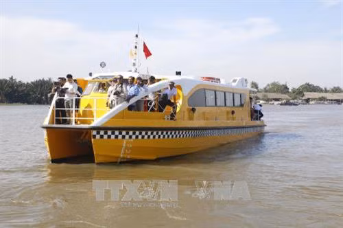Khai trương tuyến buýt đường sông số 1. Ảnh: Hoàng Hải-TTXVN