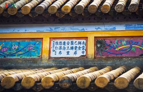 Năm 2016, “Thơ văn trên Kiến trúc cung đình Huế” được ghi danh Di sản Tư liệu Thế giới Khu vực châu Á- Thái Bình Dương. Đây là những di sản tư liệu độc đáo, là những bản gốc, duy nhất hiện chỉ còn ở Việt Nam và có giá trị nổi bật toàn cầu. Hệ thống di sản thơ văn này thật sự là một bảo tàng sống động, độc đáo, riêng có về văn chương thời Nguyễn. Thơ tráng men pháp lam trên ngoại thất điện Thái Hòa. Đây thực sự là một kho tàng văn hóa vô giá của xứ Huế, của Việt Nam mà cho đến nay chưa phải ai cũng biết đến dù chúng có hàng ngàn đơn vị, hiển hiện khắp nơi trên nhiều, rất nhiều công trình kiến trúc cung đình triều Nguyễn tại cố đô Huế. Thơ văn trên kiến trúc cung đình thường được trang trí theo lối “nhất thi nhất họa” hoặc “nhất tự nhất họa”, mỗi bài thơ hay mỗi đại tự được trang trí kèm một bức tranh. Vị trí thể hiện chủ yếu là trên các liên ba, đố bản hay cổ diềm các công trình, cả trong nội thất và ngoại thất, để ở vị trí nào người ta cũng có thể chiêm ngưỡng, thưởng thức được Thơ thì phổ biến là thể ngũ ngôn, thất ngôn; câu đối thì khá đa dạng, không cố định số chữ; đại tự thì chủ yếu là các mỹ tự với ý nghĩa tốt đẹp Thơ trên di tích lăng Thiệu Trị. Cho đến nay, hệ thống thơ văn chữ Hán trên kiến trúc cung đình Huế vẫn được bảo tồn rất tốt, trừ các tác phẩm đã bị mất mát do công trình bị tiêu hủy, số còn lại được giữ gìn hầu như nguyên vẹn. Cổ diềm trang trí men pháp lam ở Lăng Thiệu trị Đánh giá về kho tàng thơ văn này, nhiều nhà nghiên cứu cho rằng, đây là một di sản vô cùng đặc biệt, nó không chỉ phản ánh trí tuệ, tài năng của các vị hoàng đế triều Nguyễn, mà còn phản ánh truyền thống văn hóa và đặc trưng của xứ Huế, vùng đất của thi ca và các thi nhân nổi tiếng. Thơ trên di tích lăng Thiệu Trị.