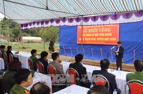 Lễ khởi công xây dựng nhà tình nghĩa hỗ trợ gia đình ông Đinh Văn Nghi, thôn Lạc Bình 2. Ảnh: Ninh Đức Phương – TTXVN