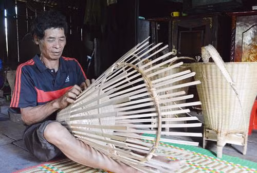 Nghề thủ công truyền thống của dân tộc Ê Đê. Ảnh: Nguyễn Tuấn Anh – TTXVN