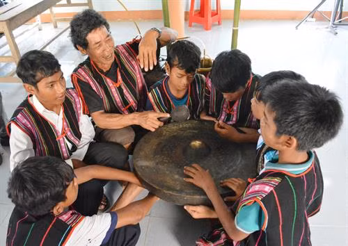 Lớp dạy cồng chiêng trẻ của người Ê đê thuộc xã Hòa Sơn, huyện Krông Bông (Đắk Lắk). Ảnh: Nguyễn Tuấn Anh – TTXVN