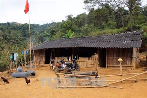 Điểm trường Huổi My có 4 gian lợp gianh, không có nước máy, không có điện lưới. Ảnh: Diệp Anh - TTXVN