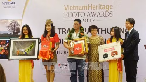 Trao giải Nhất cho tác giả Đinh Công Tâm (thứ 3, trừ trái qua) với tác phẩm “Kể chuyện ghe Ngo trăm tuổi”. Ảnh: Gia Thuận - TTXVN