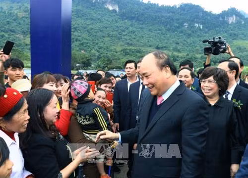 Thủ tướng Nguyễn Xuân Phúc và nhân dân tỉnh Hà Giang tại lễ động thổ. Ảnh: Thống Nhất – TTXVN