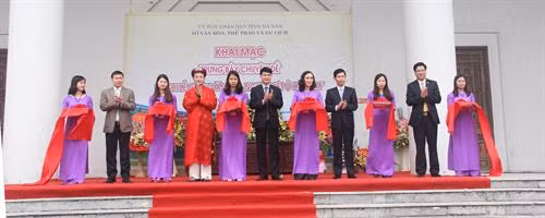 Cắt băng khai mạc trưng bày. Ảnh: Lưu Thanh Tuấn - TTXVN
