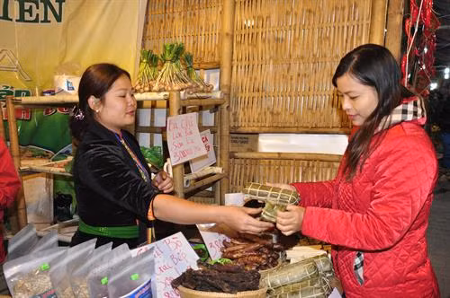 Người dân Thủ đô thăm quan mua sắm các sản phẩm tại hội chợ. Ảnh: Phương Anh - TTXVN