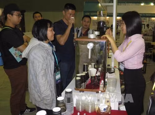 Từ ngày 2-4/3/2017, Triển lãm Việt Nam Café Show lần thứ hai, nằm trong chuỗi triển lãm Café Show đã diễn ra tại Trung tâm hội nghị triển lãm Sài Gòn (Thành phố Hồ Chí Minh) do công ty Exporum tổ chức. Triển lãm đã quy tụ 100 doanh nghiệp đến từ 10 quốc gia trong ngành công nghiệp cà phê, trà, thức uống, bánh ngọt, món tráng miệng, nguyên phụ liệu, máy móc và thiết bị, nội thất quán cà phê, nhượng quyền và khởi nghiệp. Trong ảnh: Quang cảnh Triển lãm Việt Nam Café Show 2017. Ảnh: Hoàng Hải-TTXVN