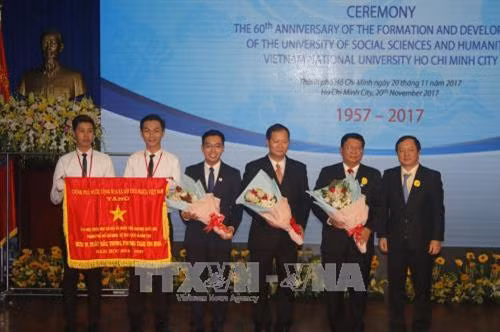 Thừa ủy quyền của Thủ tướng Chính phủ, Giám đốc Đại học Quốc gia Thành phố Hồ Chí Minh Huỳnh Thành Đạt trao Cờ Thi đua của Chính phủ cho trường Đại học Khoa học Xã hội và Nhân văn Thành phố Hồ Chí Minh. Ảnh: Hoàng Hải-TTXVN