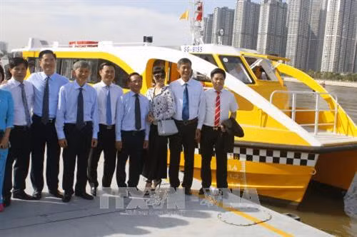 Hành khách đi tuyến buýt đường sông số 1. Ảnh: Hoàng Hải-TTXVN