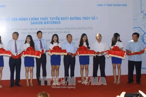 Nghi thức cắt băng khai trương tuyến buýt đường sông số 1 Ảnh: Hoàng Hải-TTXVN
