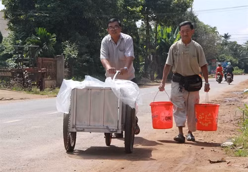 Người dân thôn Quỳnh Ngọc phải đi mua nước do nước giếng bị nhiễm xăng dầu.