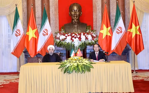 Chủ tịch nước Trần Đại Quang và Tổng thống Cộng hòa Hồi giáo Iran Hassan Rouhani họp báo thông báo kết quả hội đàm. Ảnh: Nhan Sáng – TTXVN
