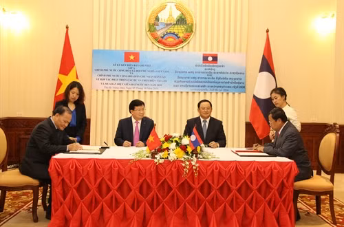 Phó Thủ tướng Chính phủ Trịnh Đình Dũng và Phó Thủ tướng Chính phủ Lào Sonsay Siphandone chứng kiến lễ cac văn kiện giữa các Bộ, ngành của hai nước trong các lĩnh vực hợp tác về nông nghiệp, tài chính, đầu tư, giáo dục...