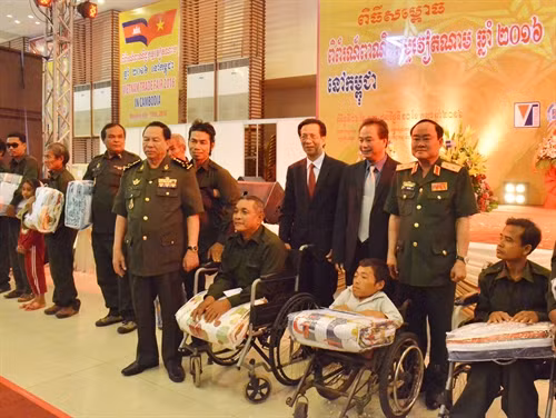 Ban tổ chức Hội chợ tặng quà cho các gia đình thương bệnh binh, gia đình chính sách Campuchia