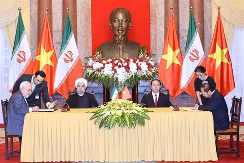 Chủ tịch nước Trần Đại Quang và Tổng thống Iran Hassan Rouhani chứng kiến lẽ ký các văn kiện hợp tác giữa hai nước. Ảnh: Nhan Sáng- TTXVN