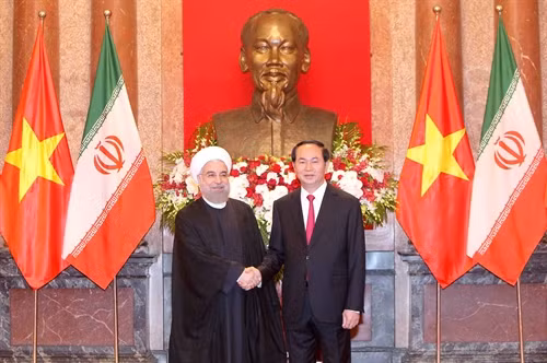 Chủ tịch nước Trần Đại Quang đón Tổng thống Iran Hassan Rouhani. Ảnh: Nhan Sáng- TTXVN