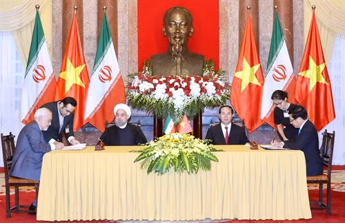 Chủ tịch nước Trần Đại Quang và Tổng thống Cộng hòa Hồi giáo Iran Hassan Rouhani chứng kiến Lễ ký Hiệp định miễn thị thực cho người mang hộ chiếu công vụ giữa Bộ Ngoại giao Việt Nam và Bộ Ngoại giao Iran. Ảnh: Nhan Sáng – TTXVN .