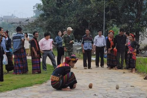 Người chơi dùng chân cố gắng hất đổ xà hùa