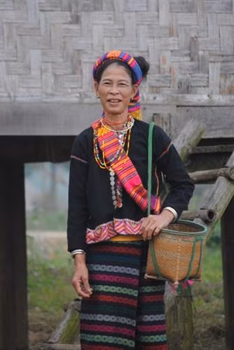 Người Bru - Vân Kiều ra suối nhặt những viên sỏi to bằng nắm tay, dài dùng làm xà hùa