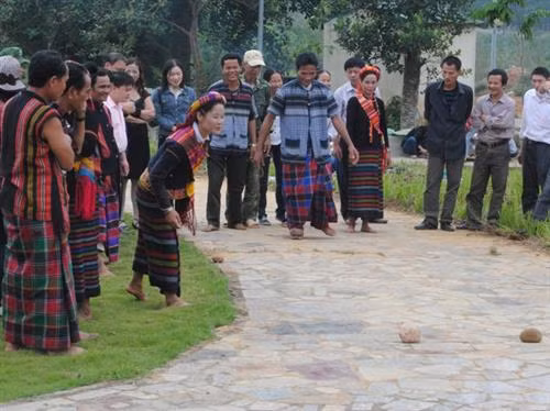 Người chơi chia làm hai phe để thi đấu.