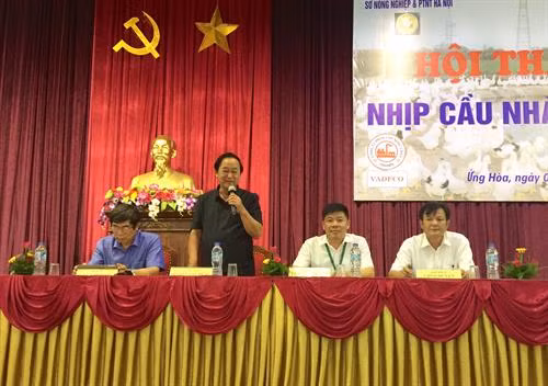Các chuyên gia đang giải đáp các thắc mắc cho bà con nông dân. Ảnh: Phan Đức