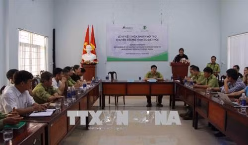 Lễ ký kết thỏa thuận hỗ trợ chuyển đổi mô hình du lịch voi tại Vườn Quốc gia Yok Đôn. Ảnh: Phạm Cường-TTXVN