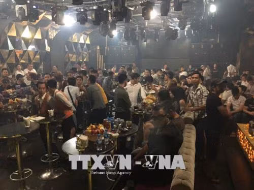 Quán bar Đông Kinh cũng bị Cơ quan chức năng xử phạt nhiều lỗi vi phạm. Ảnh: TTXVN phát