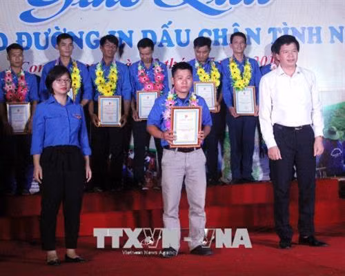 Đại diện Tỉnh đoàn Nghệ An trao chứng nhận cho điển hình thanh niên dân tộc thiểu số tỉnh Nghệ An năm 2018. Ảnh: Tá Chuyên – TTXVN