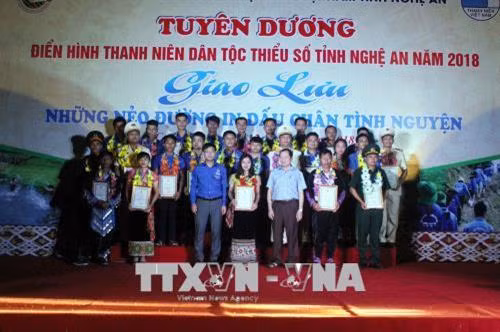 Các thanh niên điển hình dân tộc thiểu số tỉnh Nghệ An năm 2018 được tuyên dương. Ảnh: Tá Chuyên – TTXVN