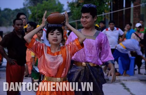 Các vận động viên tranh tài sôi nổi ở phần thi đội cà om lấy nước trong ngày hội Văn hóa, Thể thao và Du lịch đồng bào dân tộc Khmer tỉnh An Giang lần thứ XII, được tổ chức nhân dịp Tết cổ truyền Vào năm mới 2019. Ảnh: Công Mạo.