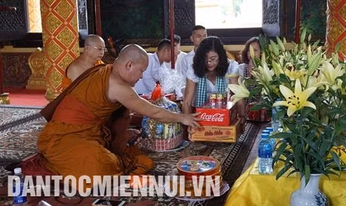 Phật tử dâng lễ vật để cầu phước. Ảnh: Hoàng Tâm