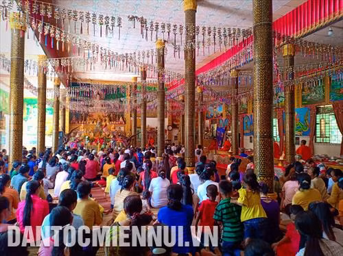 Quang cảnh đón năm mới trong trai đường chùa Lớn (xã Ngũ Lạc, huyện Duyên Hải, tỉnh Trà Vinh). Ảnh: Thanh Tú
