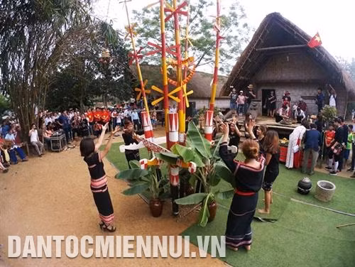 Đồng bào các dân tộc Tây Nguyên cùng hòa chung điệu múa truyền thống trong ngày Giỗ Tổ tại Làng Văn hóa. Ảnh: Nam Sương