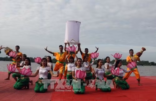 Biểu diễn văn nghệ tại lễ khai mạc. Ảnh: Lê Huy Hải – TTXVN