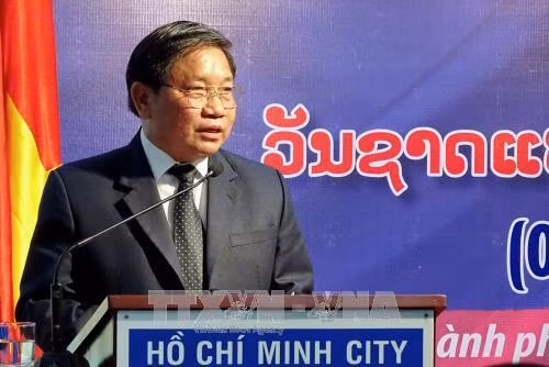 Tổng lãnh sự Lào tại thành phố Hồ Chí Minh Somxay Sanamoune phát biểu tại lễ kỷ niệm. Ảnh: Thế Anh-TTXVN