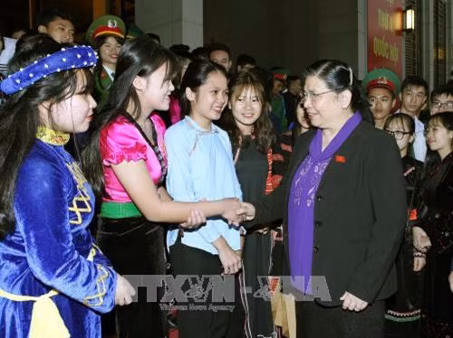 Chiều 3/11/2017, tại Nhà Quốc hội, Phó Chủ tịch Thường trực Quốc hội Tòng Thị Phóng gặp mặt thân mật đoàn học sinh, sinh viên tiêu biểu toàn quốc là đồng bào các dân tộc thiểu số đang ở thăm thủ đô Hà Nội. Ảnh: Nguyễn Dân – TTXVN
