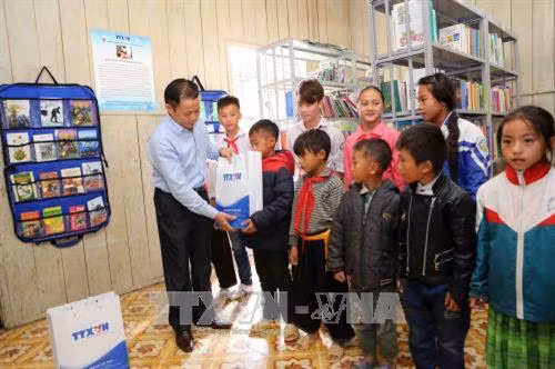 Đại diện Hội Khuyến học huyện Văn Chấn trao 10 phần quà cho học sinh vượt khó, học giỏi của trường Phổ thông Dân tộc bán trú Tiểu học và THCS Phình Hồ (xã Phình Hồ, huyện Văn Chấn). Ảnh: Thành Đạt – TTXVN