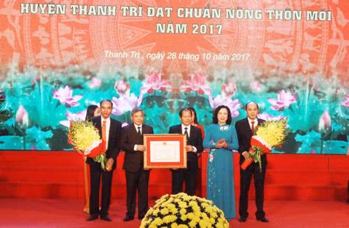 Phó Bí thư Thường trực Thành ủy Ngô Thị Thanh Hằng trao "Bằng công nhận huyện đạt chuẩn nông thôn mới" cho Đảng bộ, chính quyền và nhân dân huyện Thanh Trì. Ảnh tư liệu: nguồn hanoimoi.com.vn